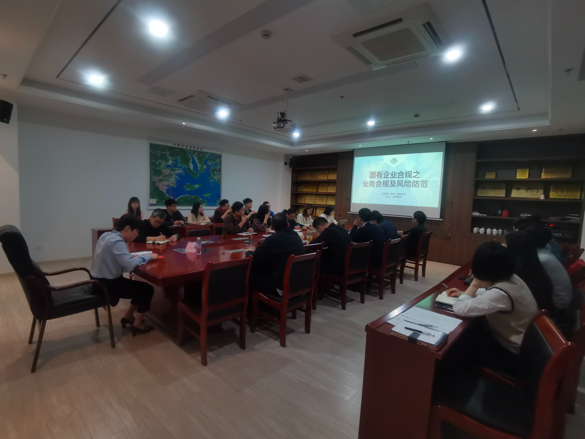 合規講堂第一課——市交投物流集團開(kāi)展國企業(yè)務(wù)合規及風(fēng)險防范培訓，劉招蕊拍攝.jpg