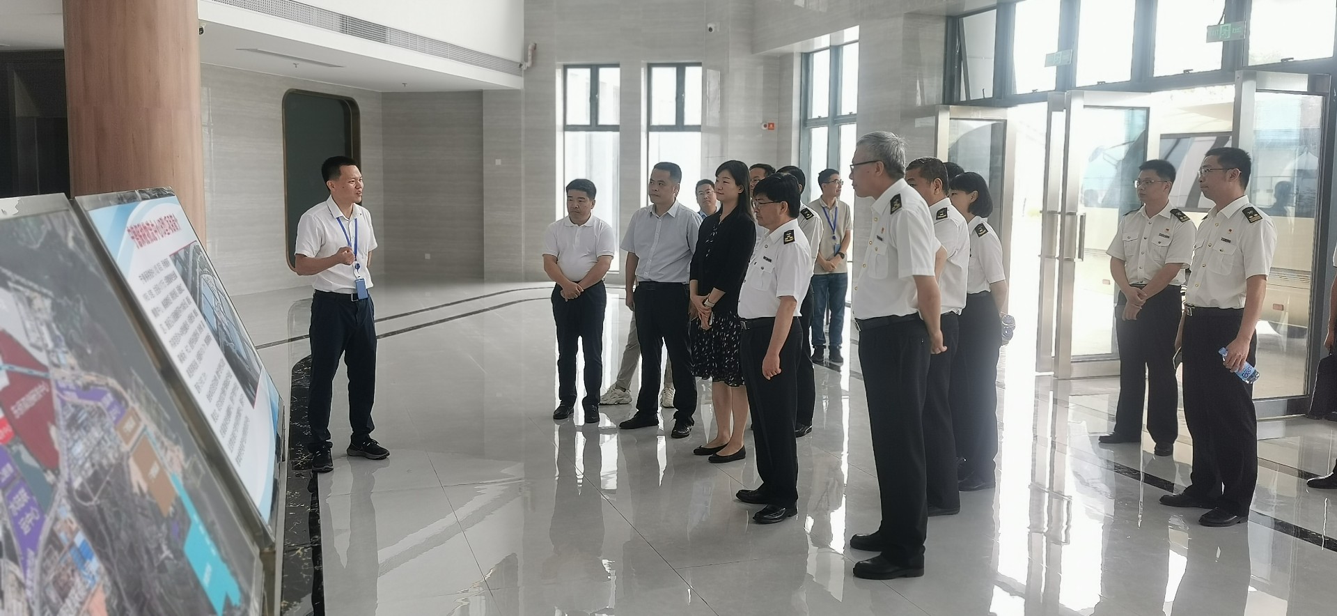 海關(guān)總署自貿司司長(cháng)潘城一行蒞臨寧德國際物流中心項目調研，周桂芳拍攝1.jpg