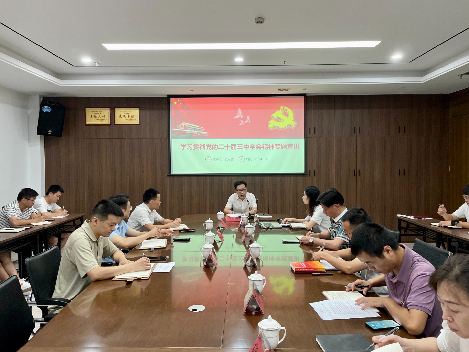 市交投集團領(lǐng)導深入市交投物流集團市交投勘察設計公司開(kāi)展聯(lián)系點(diǎn)工作，葉嵐清拍攝1.jpg